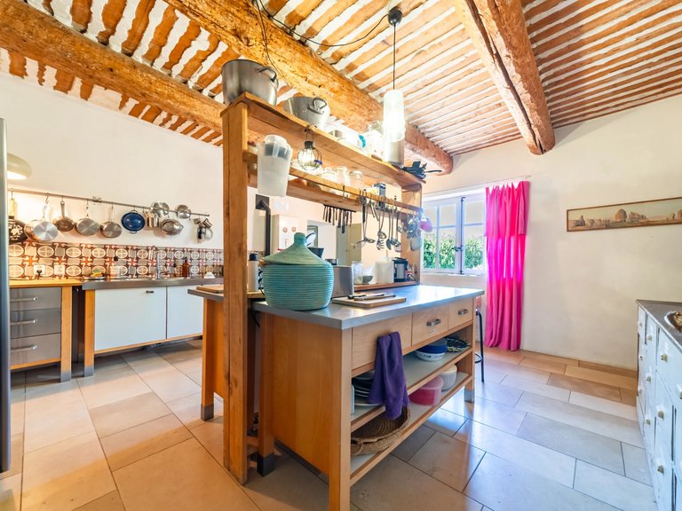 Villa for Sale in Robion, The Luberon / Vaucluse 6