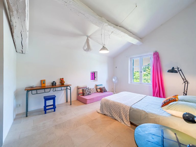 Villa for Sale in Robion, The Luberon / Vaucluse 9