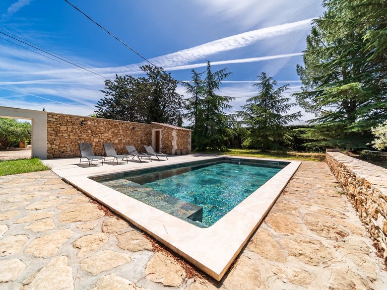 Villa for Sale in Bonnieux, The Luberon / Vaucluse 11