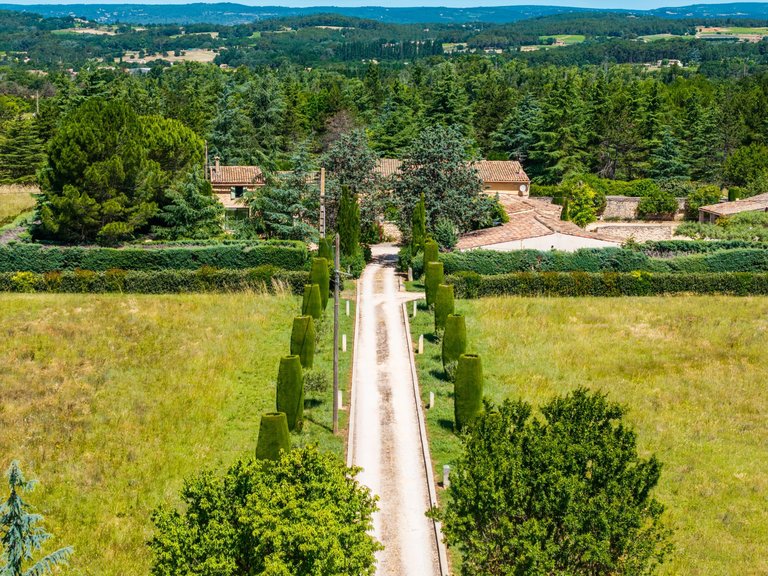 Villa for Sale in Bonnieux, The Luberon / Vaucluse 3