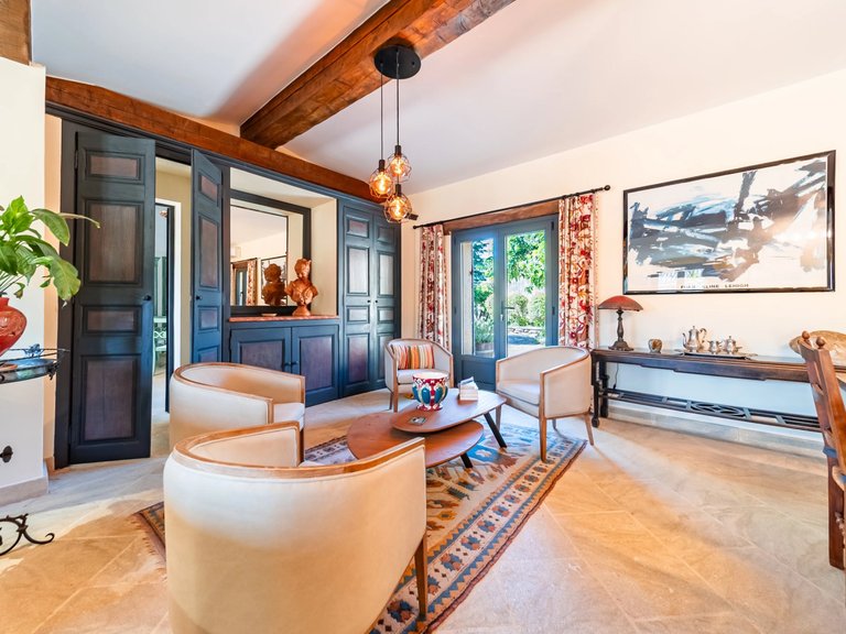 Villa for Sale in Bonnieux, The Luberon / Vaucluse 18