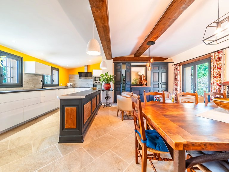 Villa for Sale in Bonnieux, The Luberon / Vaucluse 19