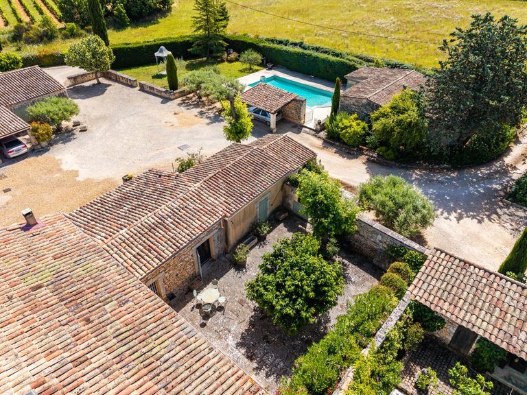 Villa for Sale in Bonnieux, The Luberon / Vaucluse 6