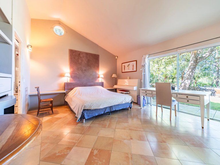 Villa for Sale in Bonnieux, The Luberon / Vaucluse 11