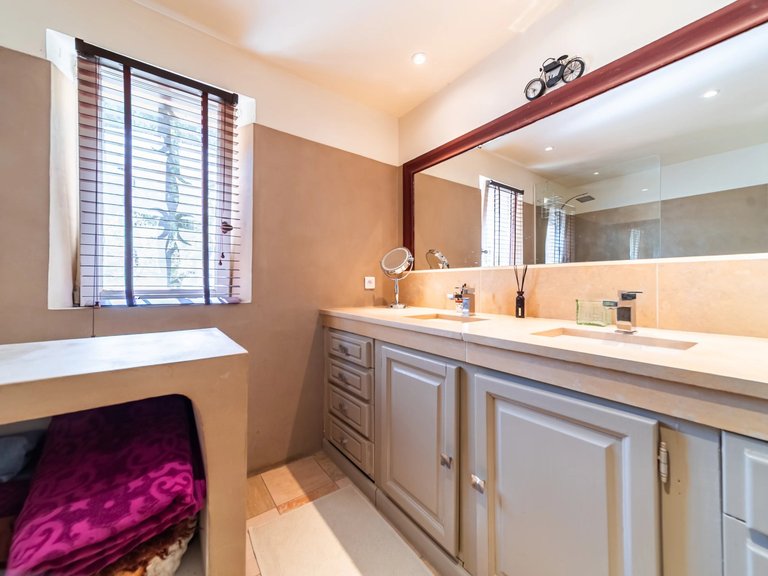 Villa for Sale in Bonnieux, The Luberon / Vaucluse 14
