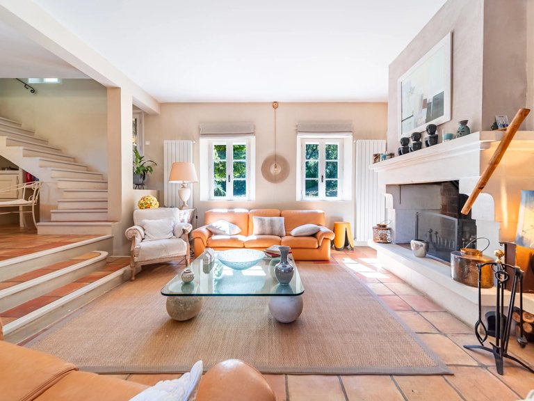 Villa for Sale in Bonnieux, The Luberon / Vaucluse 6
