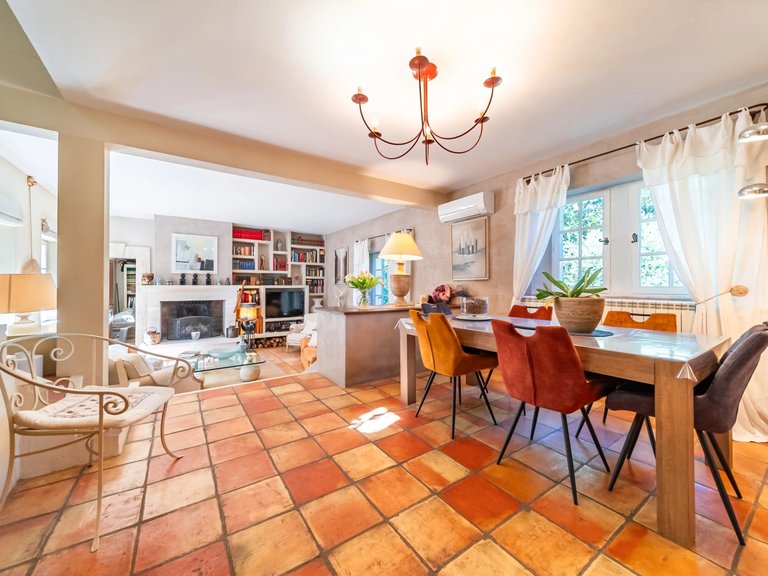 Villa for Sale in Bonnieux, The Luberon / Vaucluse 7