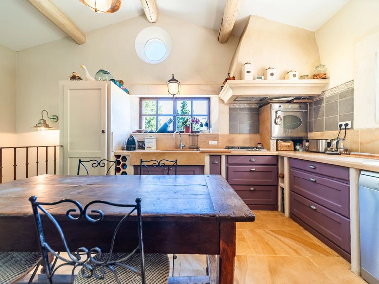 Villa for Sale in Bonnieux, The Luberon / Vaucluse 9