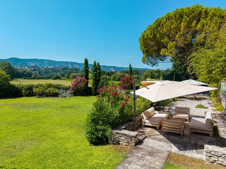 Villa for Sale in Menerbes, The Luberon / Vaucluse 2