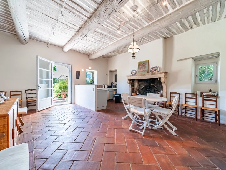 Villa for Sale in Menerbes, The Luberon / Vaucluse 11