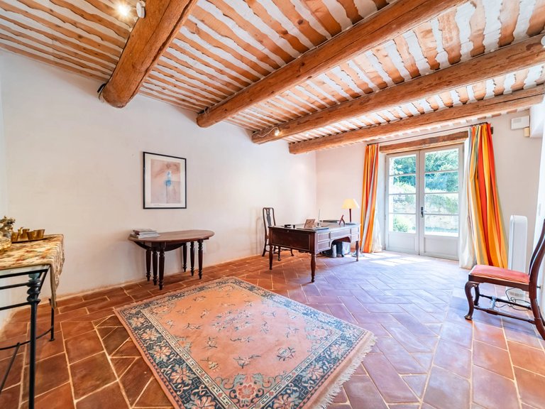 Villa for Sale in Menerbes, The Luberon / Vaucluse 13