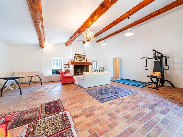 Villa for Sale in Menerbes, The Luberon / Vaucluse 14