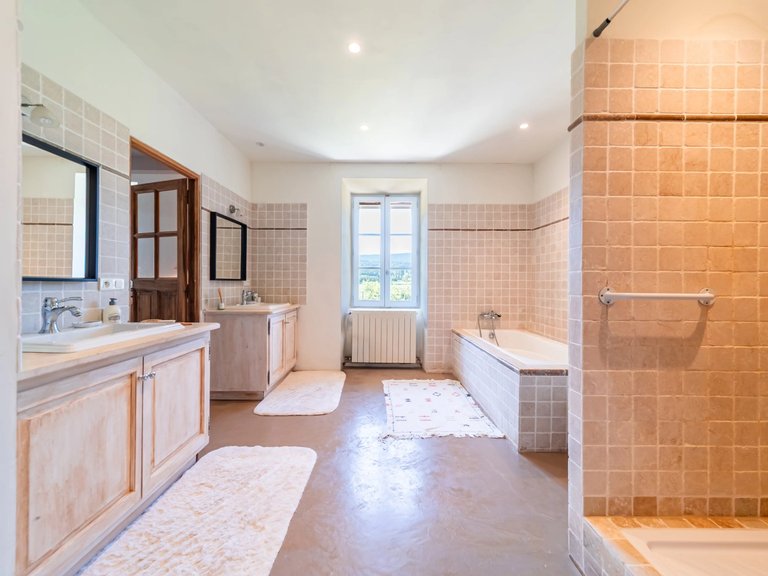Villa for Sale in Menerbes, The Luberon / Vaucluse 15