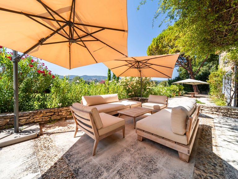 Villa for Sale in Menerbes, The Luberon / Vaucluse 18