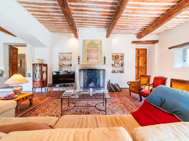 Villa for Sale in Menerbes, The Luberon / Vaucluse 3