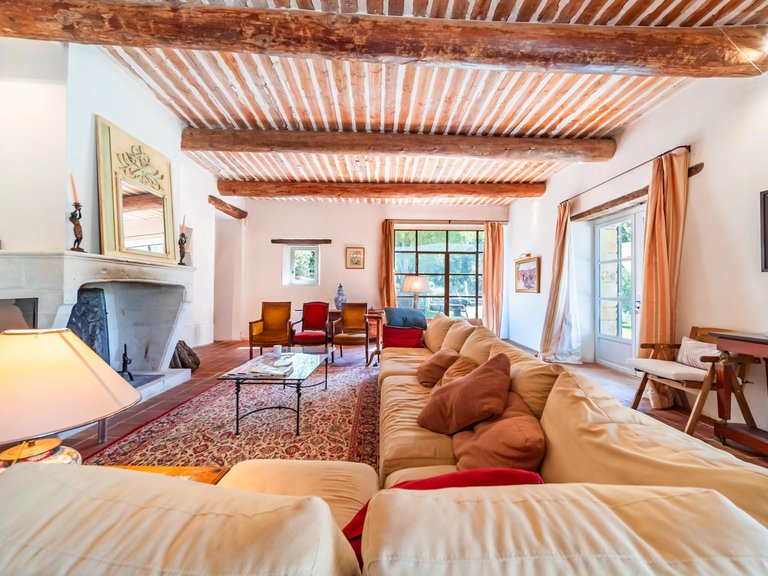 Villa for Sale in Menerbes, The Luberon / Vaucluse 8
