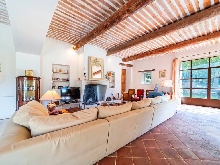 Villa for Sale in Menerbes, The Luberon / Vaucluse 10