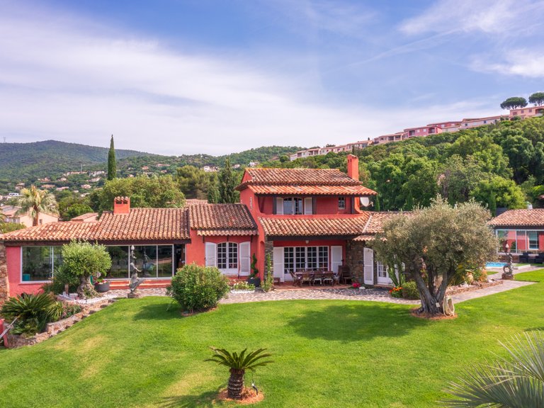 Villa for Sale in Cavalaire Sur Mer, Provence Coast (cassis To Cavalaire) 1
