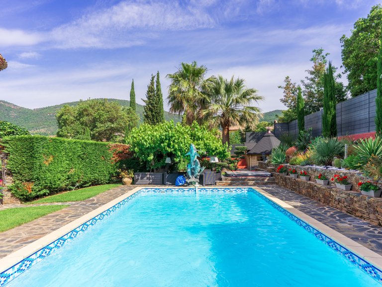 Villa for Sale in Cavalaire Sur Mer, Provence Coast (cassis To Cavalaire) 2