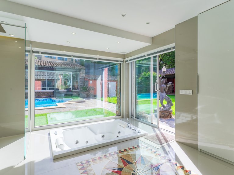 Villa for Sale in Cavalaire Sur Mer, Provence Coast (cassis To Cavalaire) 8