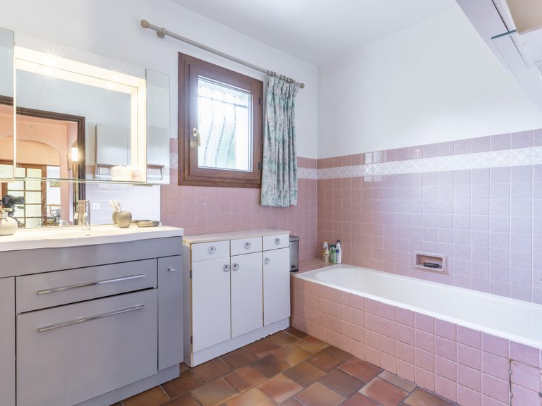 Villa for Sale in La Croix Valmer, St. Tropez, Grimaud Area 9
