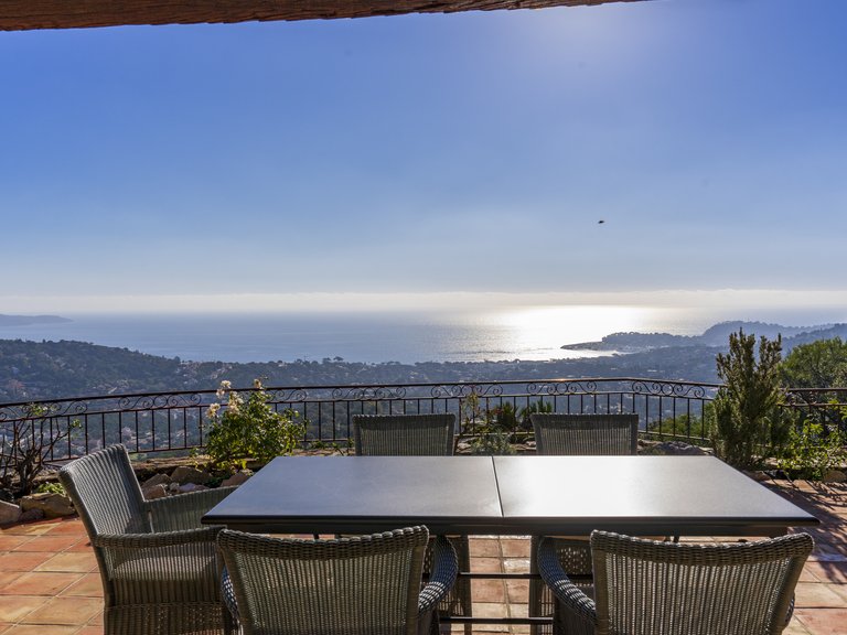Villa for Sale in Cavalaire Sur Mer, Provence Coast (cassis To Cavalaire) 1