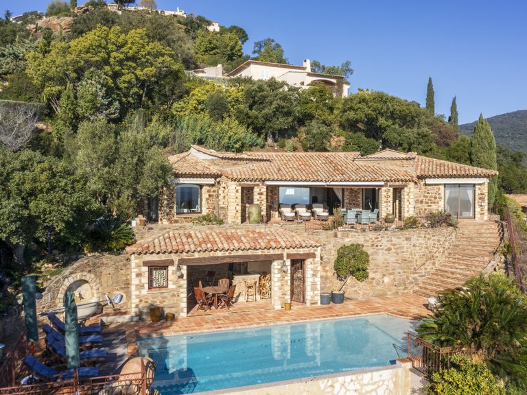 Villa for Sale in Cavalaire Sur Mer, Provence Coast (cassis To Cavalaire) 2