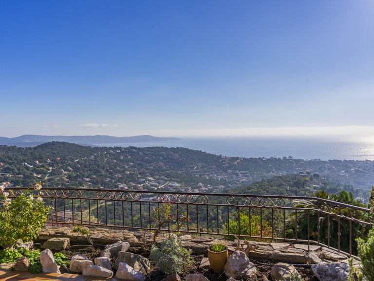 Villa for Sale in Cavalaire Sur Mer, Provence Coast (cassis To Cavalaire) 14
