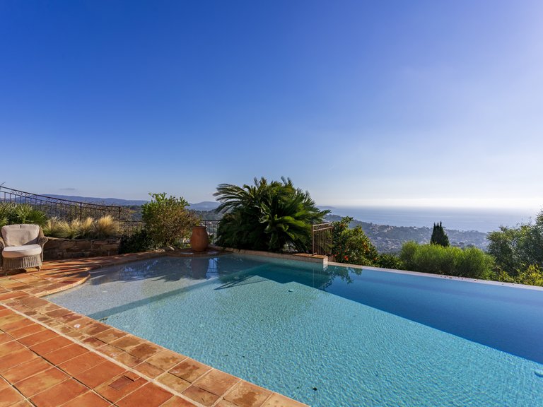 Villa for Sale in Cavalaire Sur Mer, Provence Coast (cassis To Cavalaire) 3