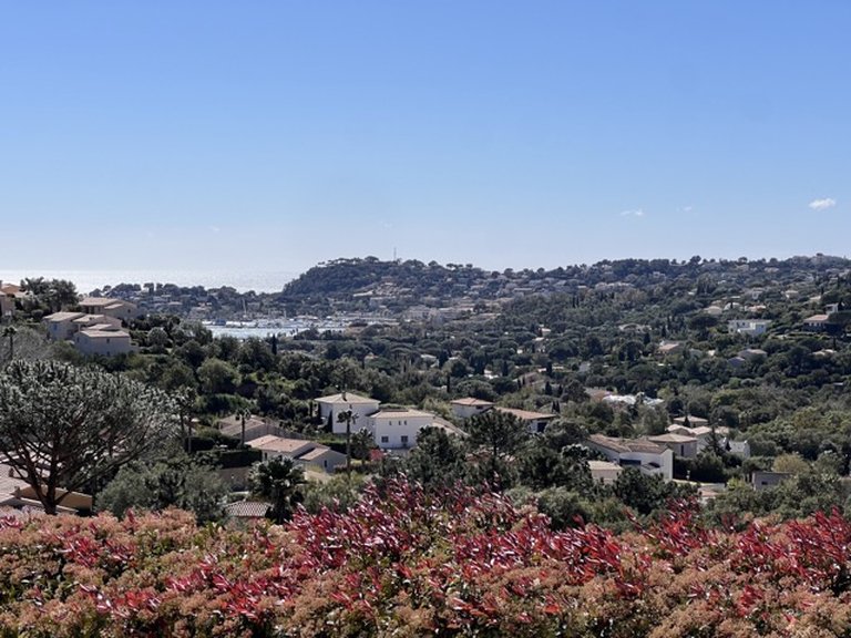 Villa for Sale in Cavalaire Sur Mer, Provence Coast (cassis To Cavalaire) 1