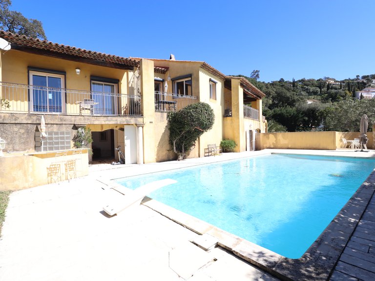 Villa for Sale in Cavalaire Sur Mer, Provence Coast (cassis To Cavalaire) 2