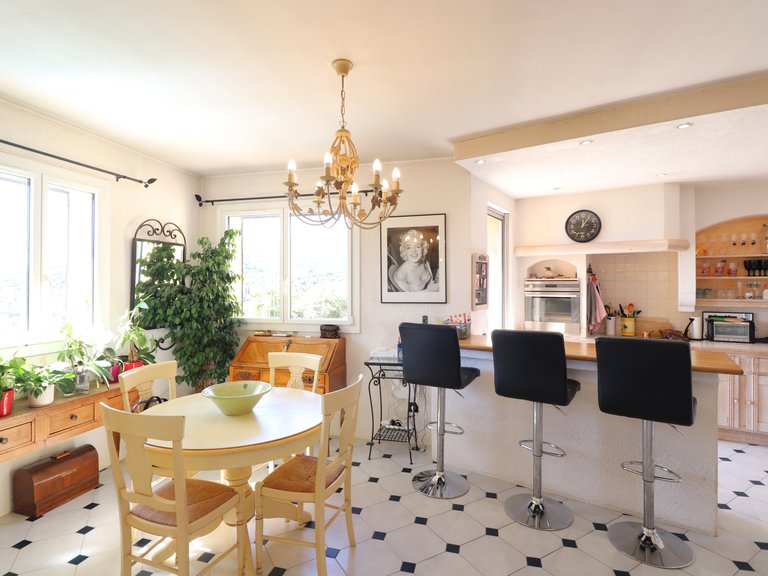 Villa for Sale in Cavalaire Sur Mer, Provence Coast (cassis To Cavalaire) 7