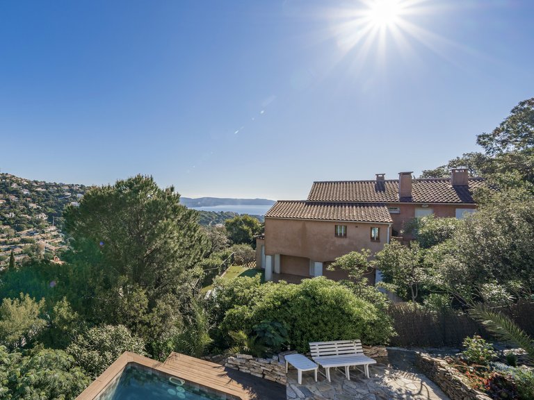Villa for Sale in Cavalaire Sur Mer, Provence Coast (cassis To Cavalaire) 1