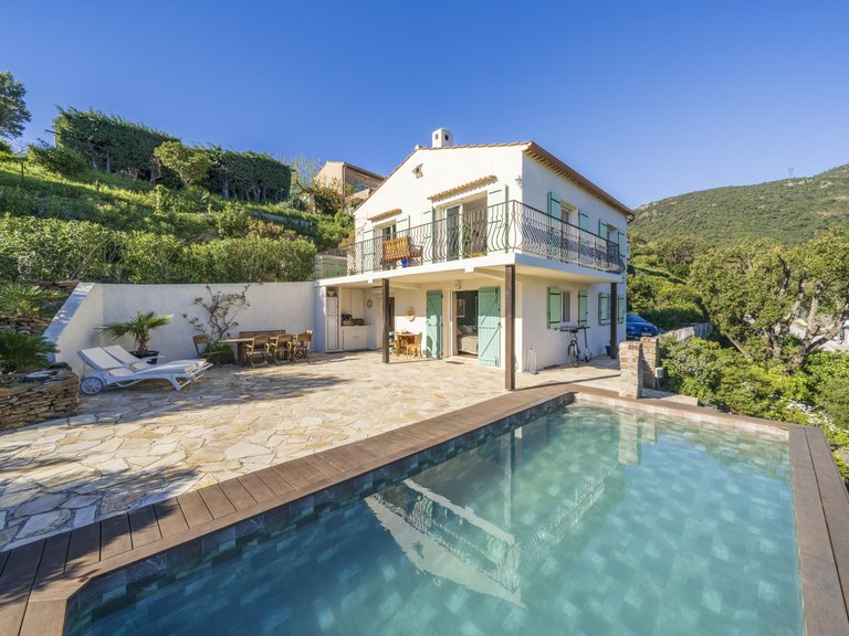 Villa for Sale in Cavalaire Sur Mer, Provence Coast (cassis To Cavalaire) 2