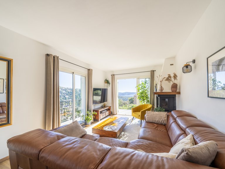 Villa for Sale in Cavalaire Sur Mer, Provence Coast (cassis To Cavalaire) 5