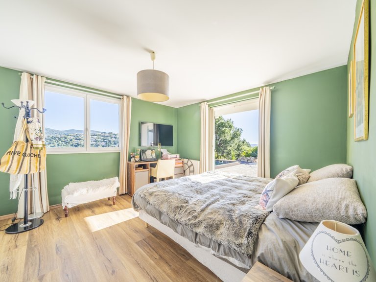 Villa for Sale in Cavalaire Sur Mer, Provence Coast (cassis To Cavalaire) 8