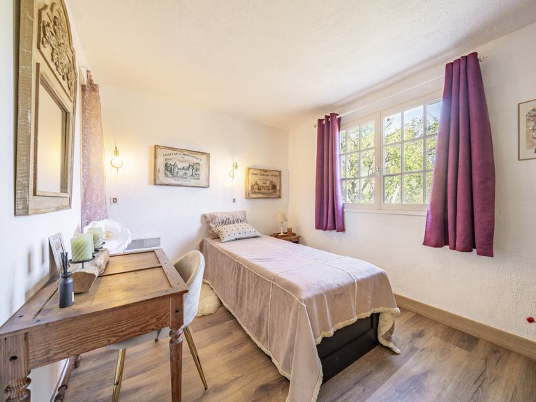 Villa for Sale in Cavalaire Sur Mer, Provence Coast (cassis To Cavalaire) 9