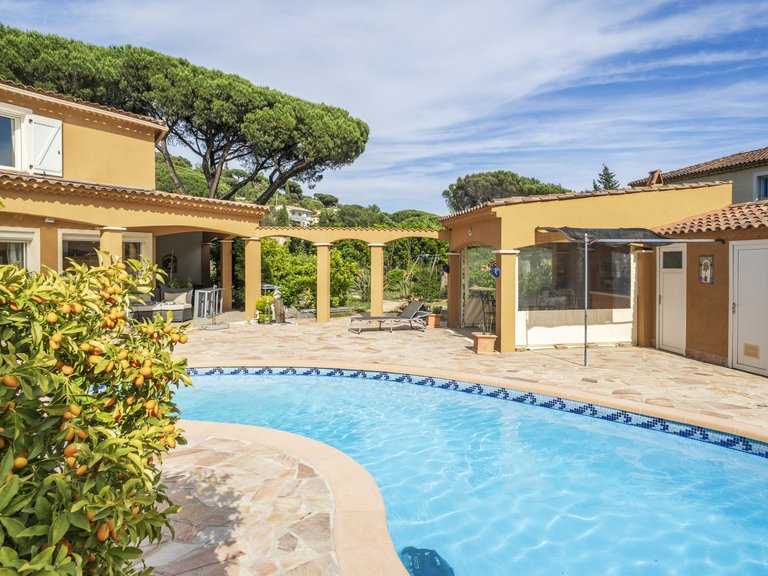 Villa for Sale in Cavalaire Sur Mer, Provence Coast (cassis To Cavalaire) 1
