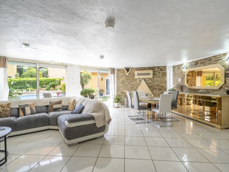 Villa for Sale in Cavalaire Sur Mer, Provence Coast (cassis To Cavalaire) 2