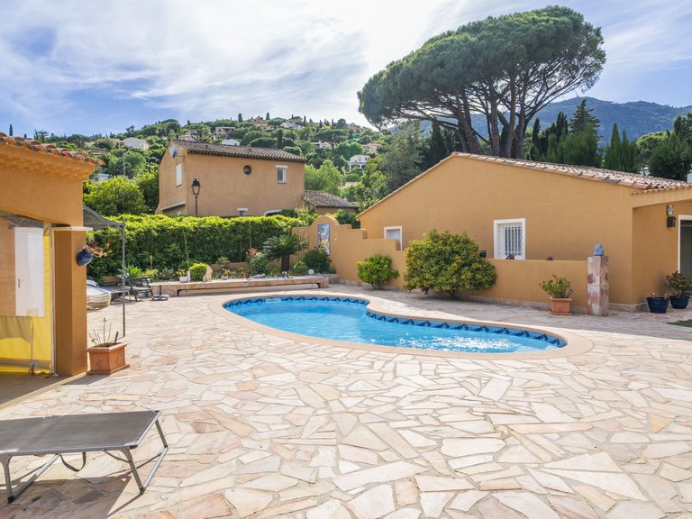 Villa for Sale in Cavalaire Sur Mer, Provence Coast (cassis To Cavalaire) 3