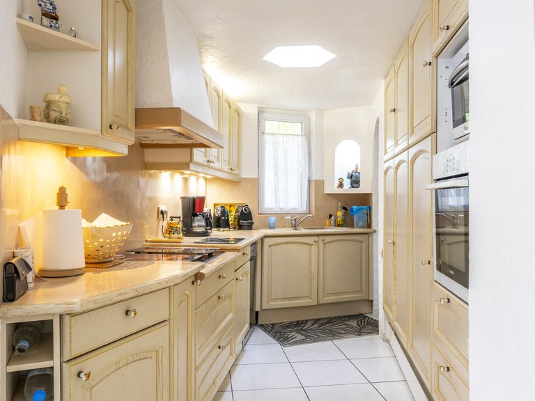 Villa for Sale in Cavalaire Sur Mer, Provence Coast (cassis To Cavalaire) 6