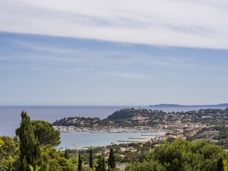 Villa for Sale in Cavalaire Sur Mer, Provence Coast (cassis To Cavalaire) 1