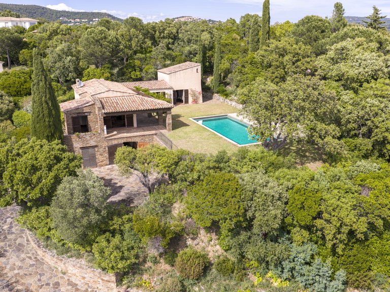 Villa for Sale in Cavalaire Sur Mer, Provence Coast (cassis To Cavalaire) 2