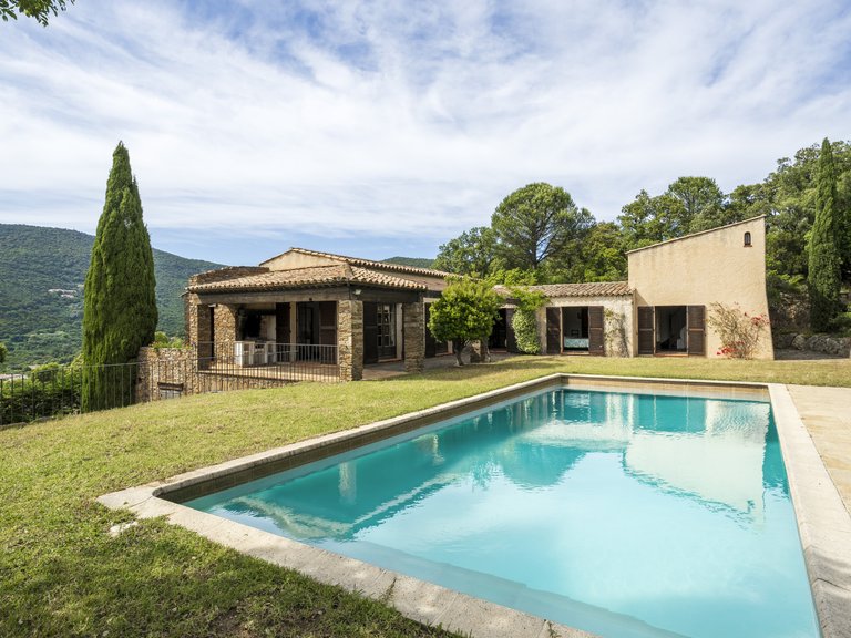 Villa for Sale in Cavalaire Sur Mer, Provence Coast (cassis To Cavalaire) 3