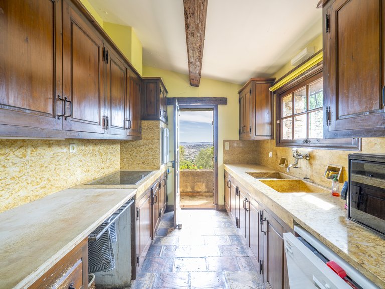 Villa for Sale in Cavalaire Sur Mer, Provence Coast (cassis To Cavalaire) 5