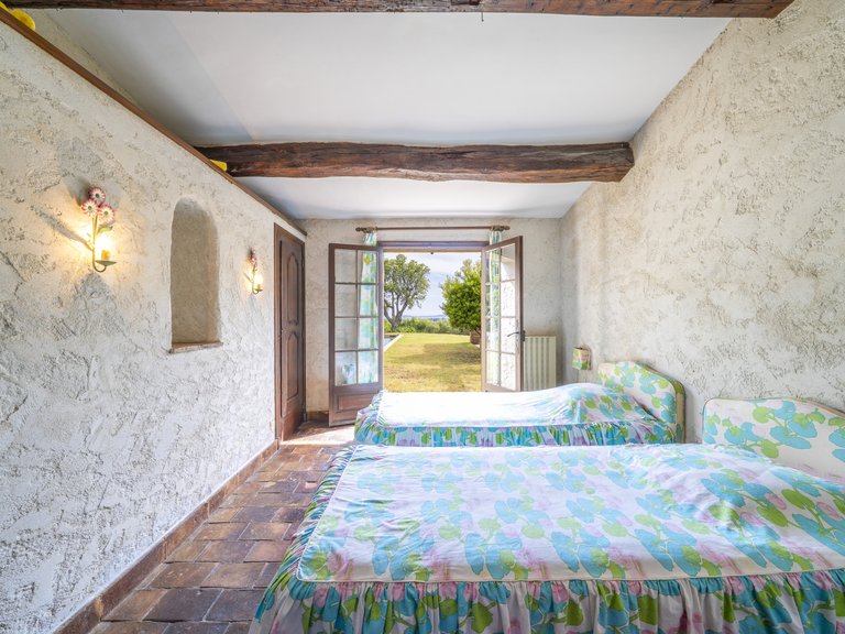 Villa for Sale in Cavalaire Sur Mer, Provence Coast (cassis To Cavalaire) 9