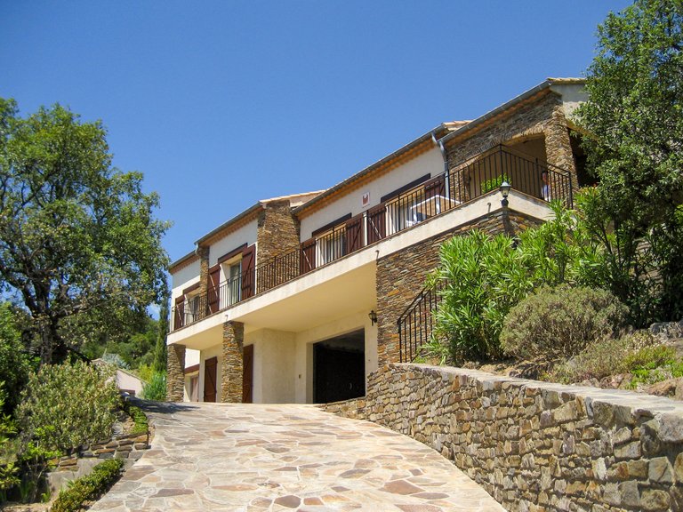 Villa for Sale in Cavalaire Sur Mer, Provence Coast (cassis To Cavalaire) 1