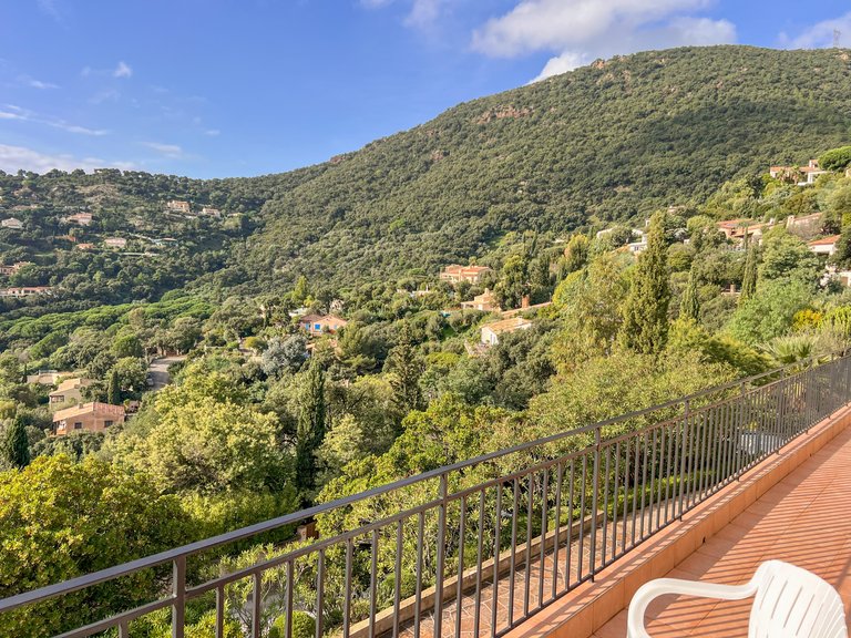 Villa for Sale in Cavalaire Sur Mer, Provence Coast (cassis To Cavalaire) 4