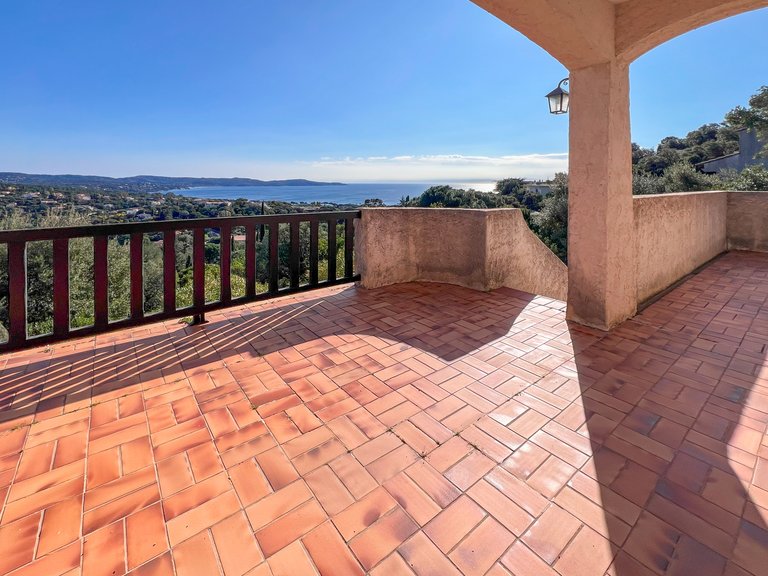 Villa for Sale in Cavalaire Sur Mer, Provence Coast (cassis To Cavalaire) 1