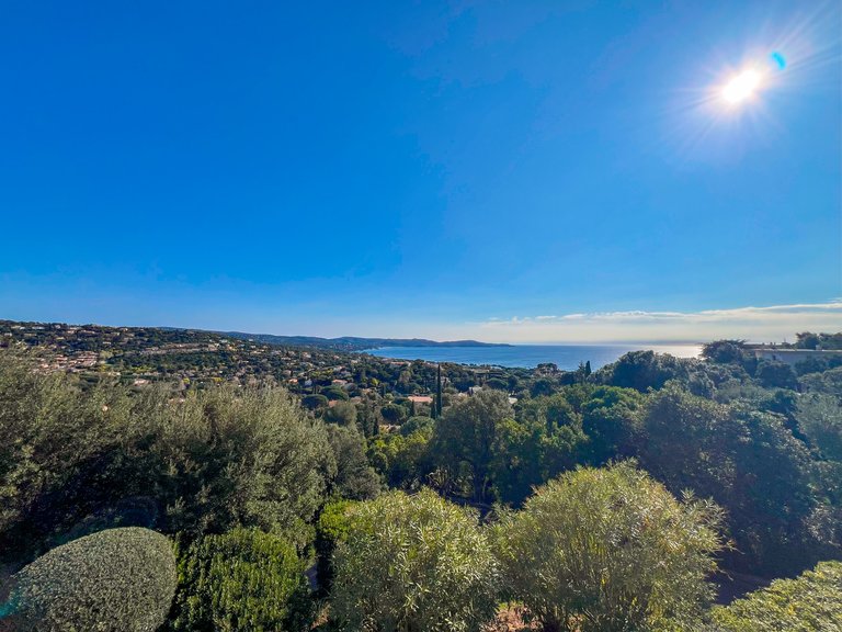 Villa for Sale in Cavalaire Sur Mer, Provence Coast (cassis To Cavalaire) 2